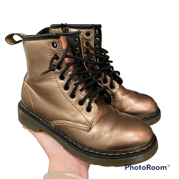 Dr.Martens Kids 1460 Boots vegan lace up boots ROSE GOLD CHROME PAINT METALLIC - Picture 1 of 16